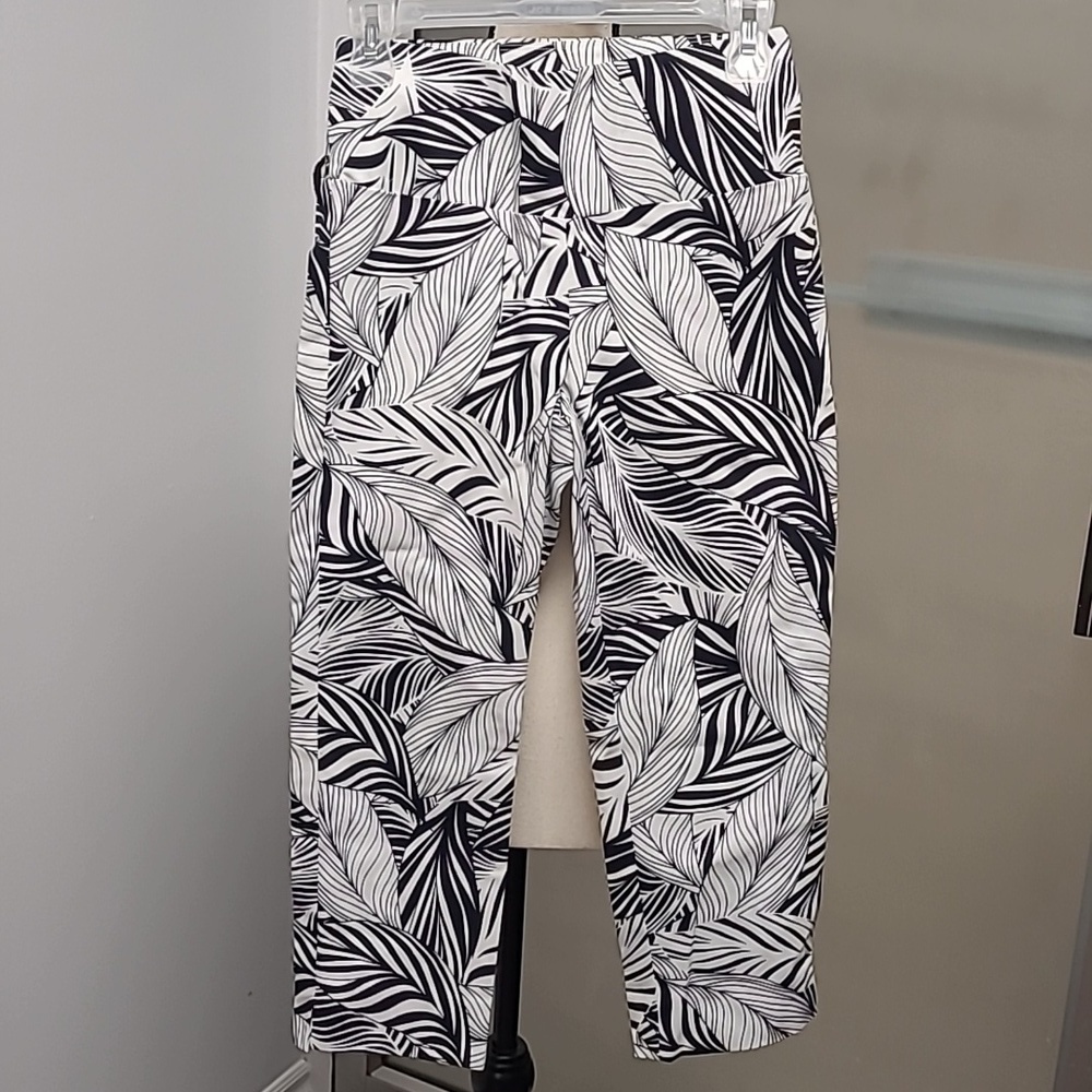 Laura Size 0 Petite Black and White Printed Pull On Capris